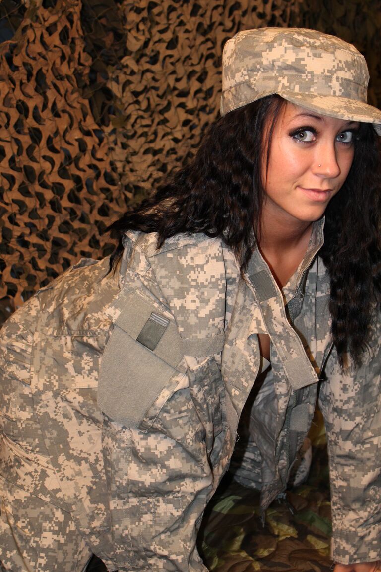 16P 制服を脱いでランジェリーでポーズをとるセクシーな軍人美女