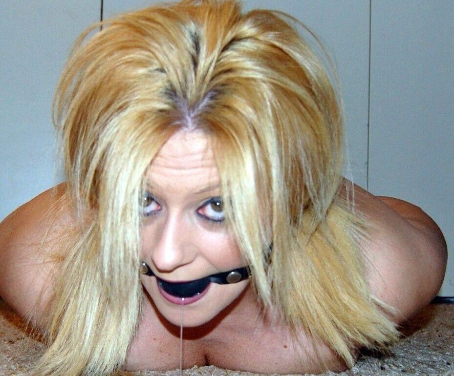 Die 14P natürliche Blondine Adrienna verliert für einen kurzen Moment den Ballknebel, um ihm einen zu blasen