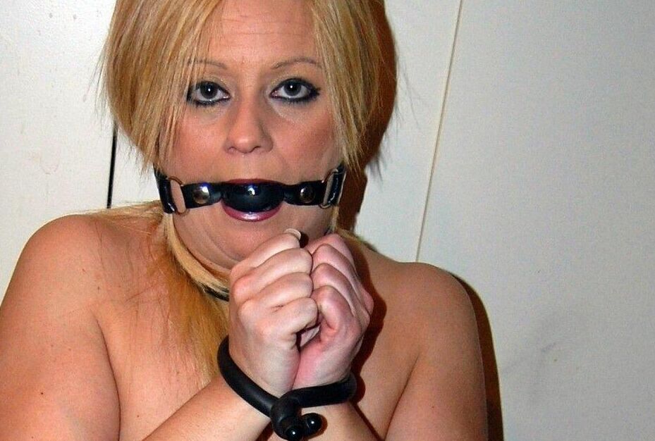 Die 14P natürliche Blondine Adrienna verliert für einen kurzen Moment den Ballknebel, um ihm einen zu blasen