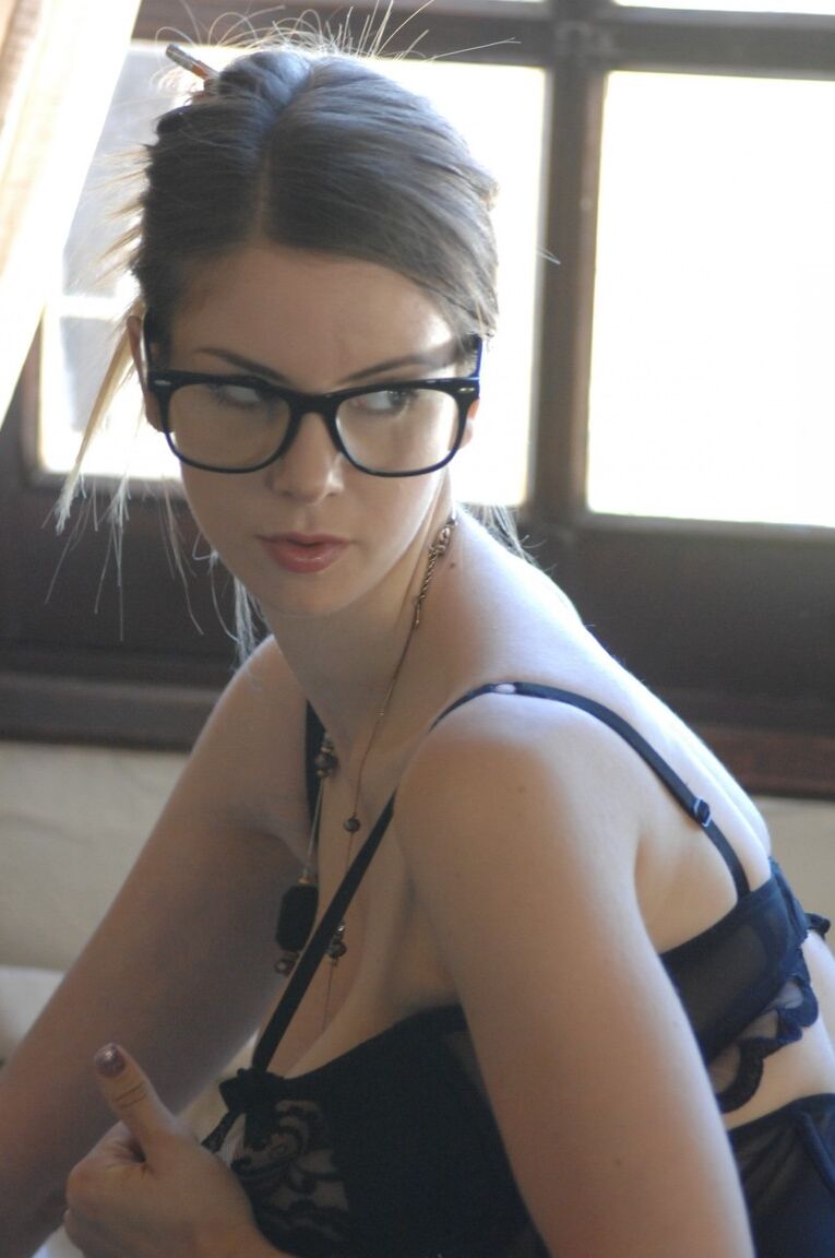 12P La tetona Stella Cox chupa un juguete sexual después de quitarse las gafas