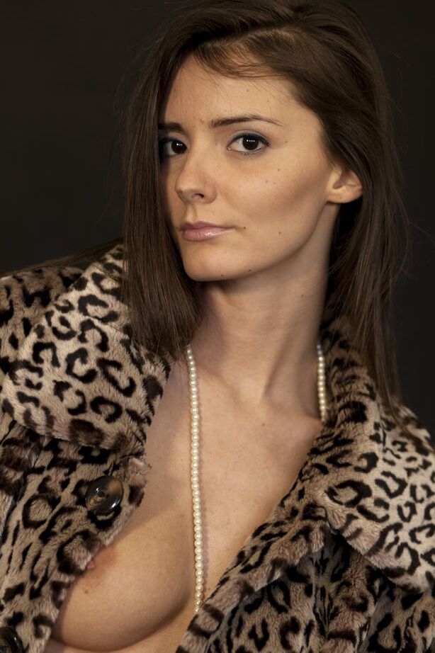 18P A adolescente morena Sunshine A tira um casaco de pele durante um show de modelagem nua