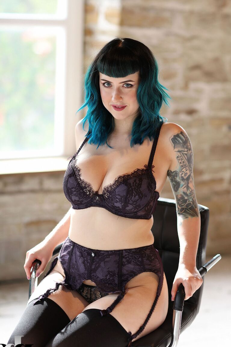 21P Lisha Blackhurst, une fille potelée et tatouée, pose dans sa lingerie.