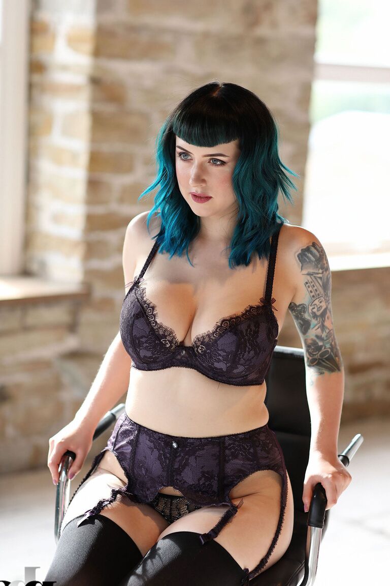 21P Lisha Blackhurst, une fille potelée et tatouée, pose dans sa lingerie.