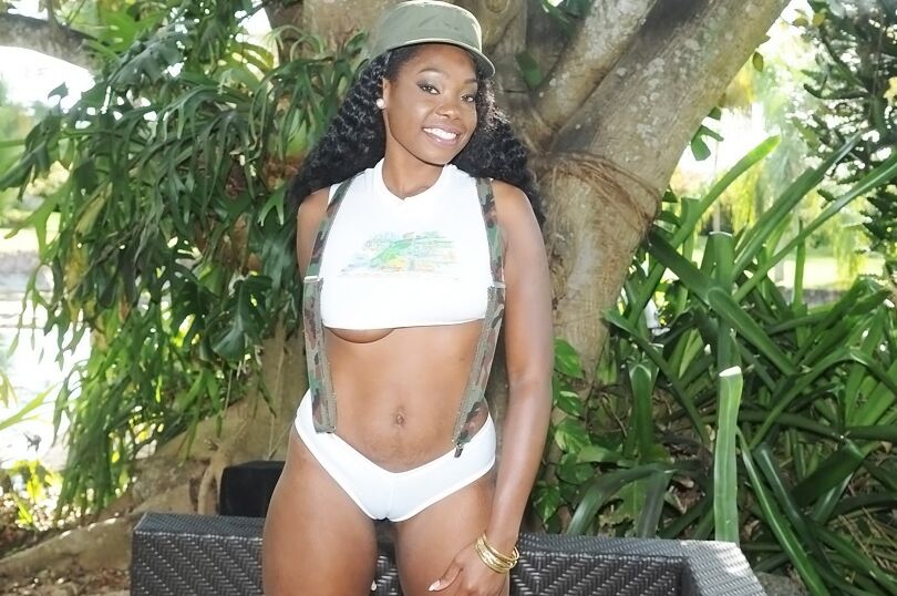 16P Bootylicious ébano moça revelando seus grandes jarros flácidos ao ar livre