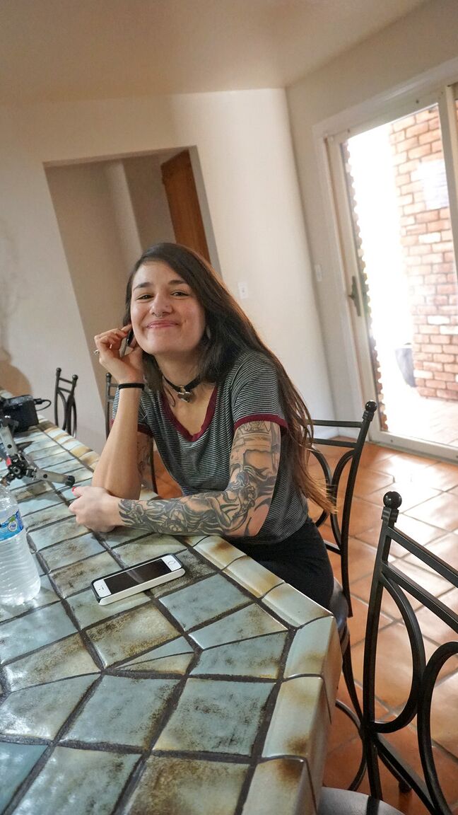 17P A morena gótica Luna Lovely tira a roupa e mostra suas tatuagens sensuais