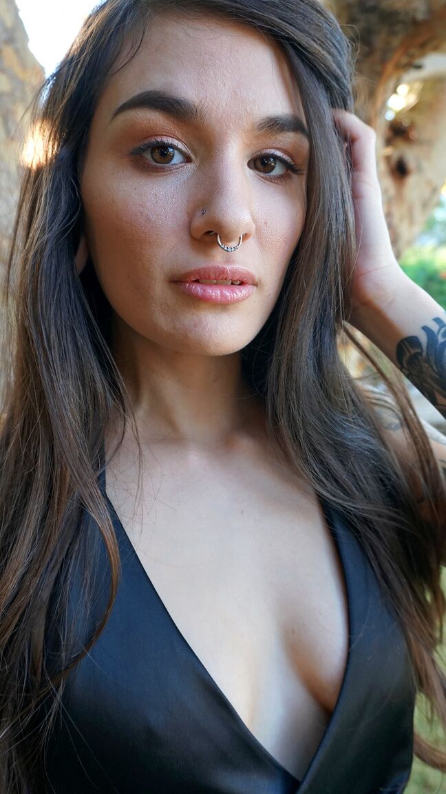 17P A morena gótica Luna Lovely tira a roupa e mostra suas tatuagens sensuais