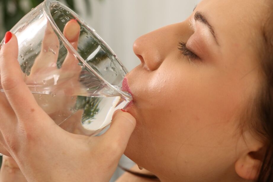 16P Dark haired chick Teressa Bizarre drinks her won piss after peeing in a glass