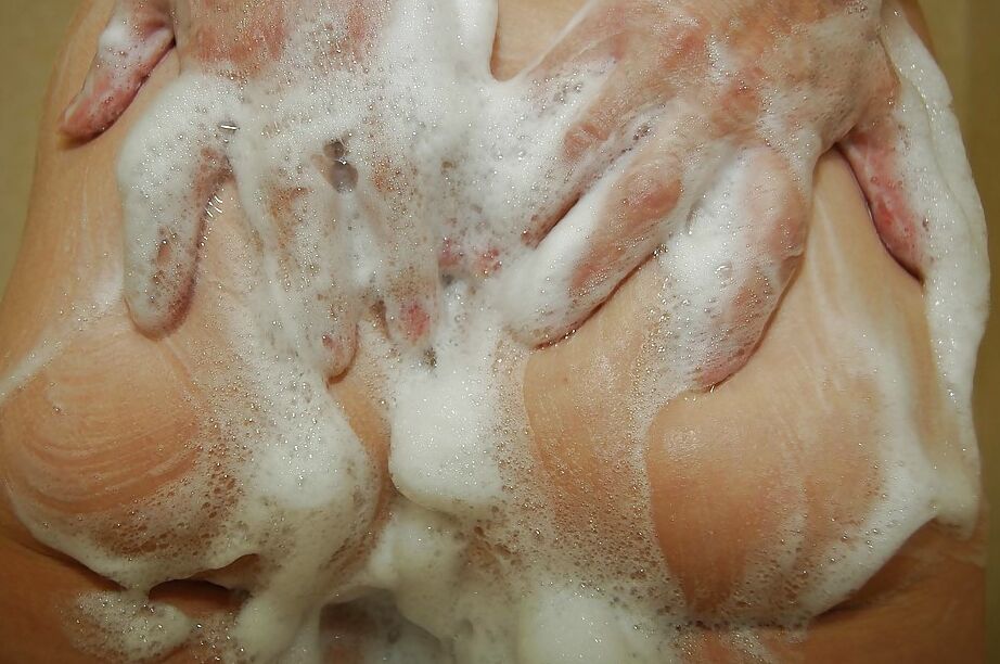 16P Sassy asiática madura com buceta com a barba por fazer e belos peitos tomando banho