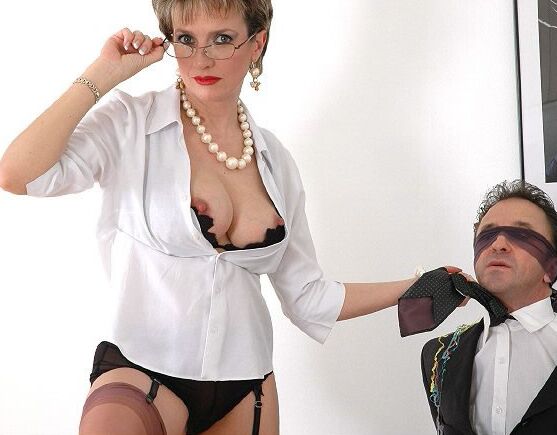 14P Une femdom mature torture un mec aux yeux bandés et fait une pipe à un autre