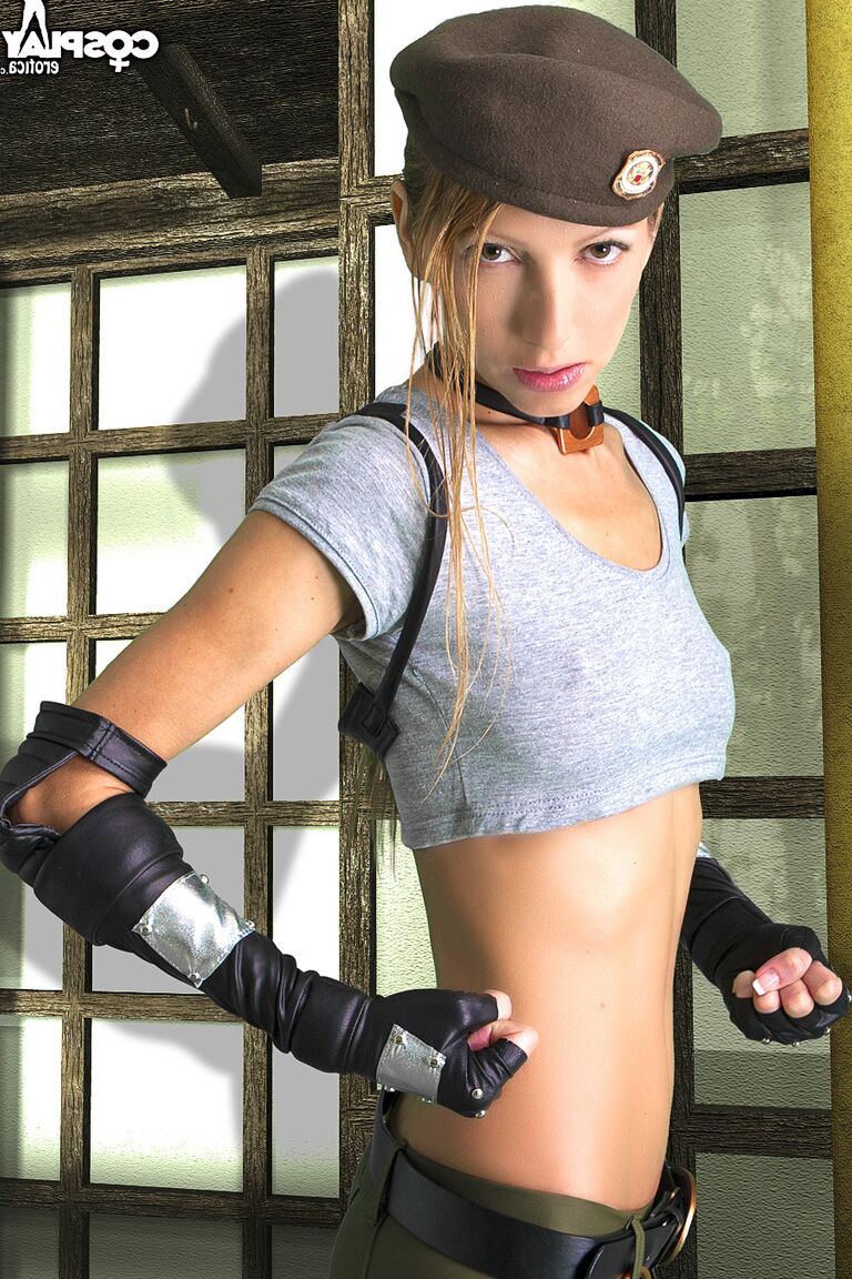 12P La blonde Angela Blanche expose son corps dur tout en portant une tenue de cosplay.