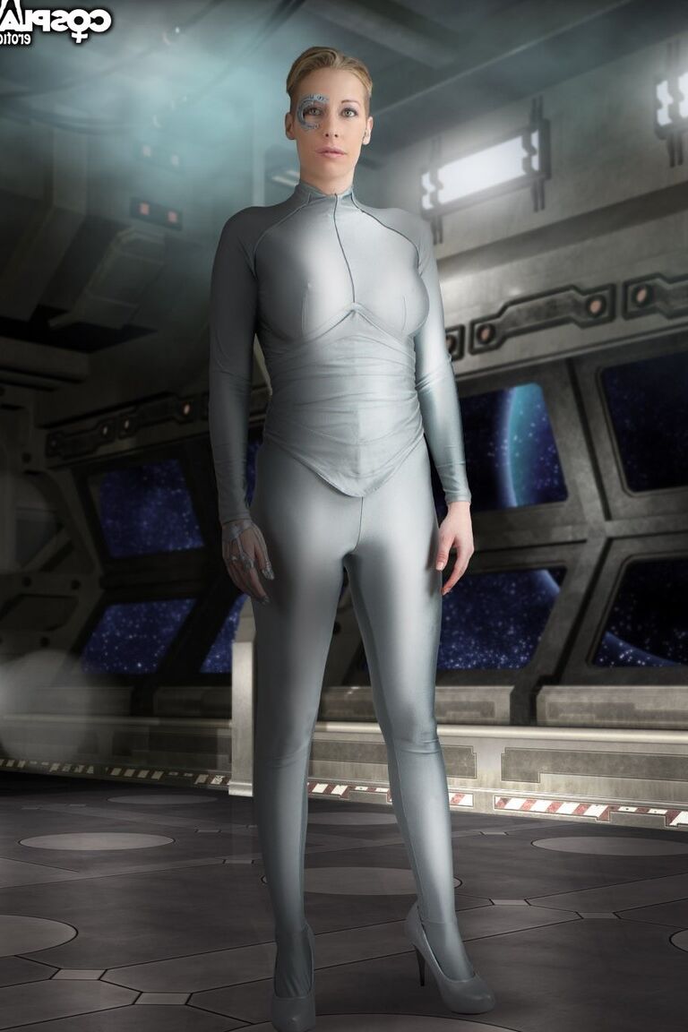 Entusiasta del cosplay de 12P trabaja las partes de su cuerpo femenino sin ropa futurista