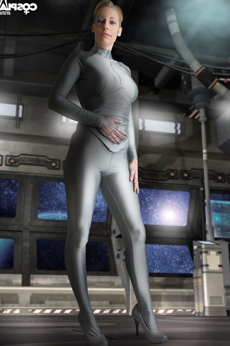Entusiasta del cosplay de 12P trabaja las partes de su cuerpo femenino sin ropa futurista