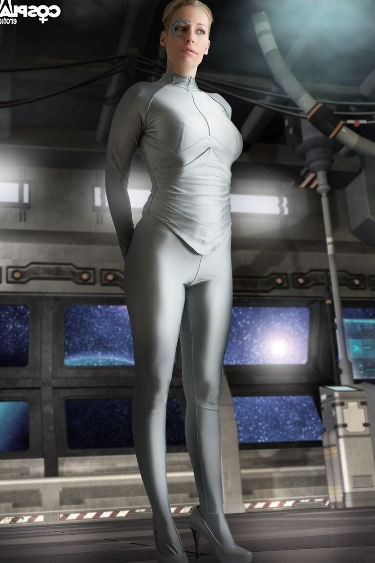 Entusiasta del cosplay de 12P trabaja las partes de su cuerpo femenino sin ropa futurista