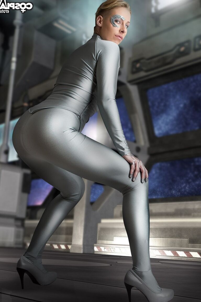 Entusiasta del cosplay de 12P trabaja las partes de su cuerpo femenino sin ropa futurista
