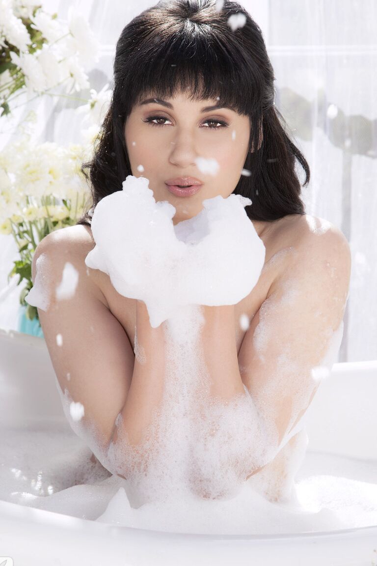 17P La beauté amateur Rivi Madison montre son cul savonneux sexy dans un bain moussant en plein air.