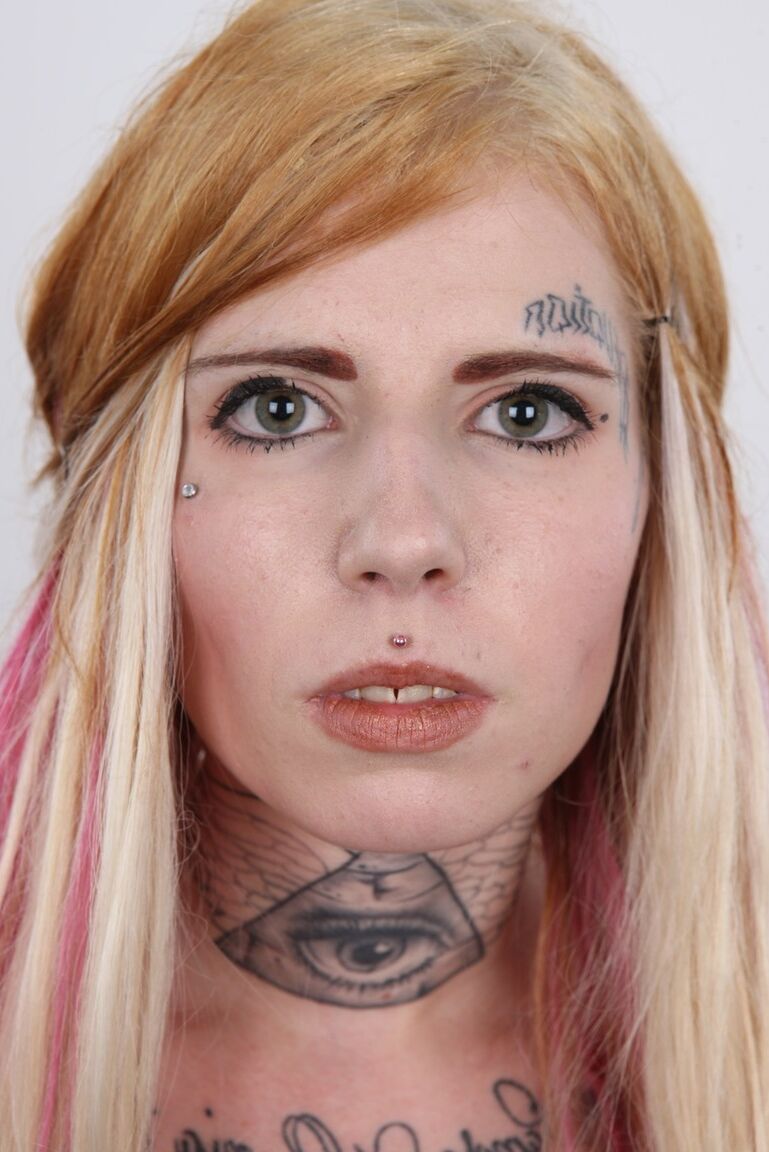 20P La amateur tatuada Jirina se quita toda la ropa para posar desnuda