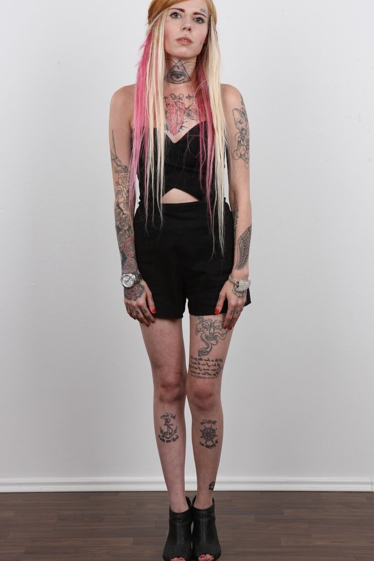 20P La amateur tatuada Jirina se quita toda la ropa para posar desnuda