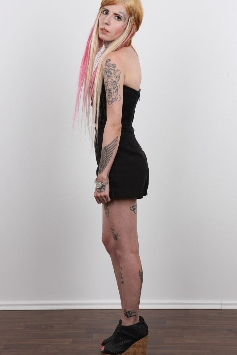 20P La amateur tatuada Jirina se quita toda la ropa para posar desnuda