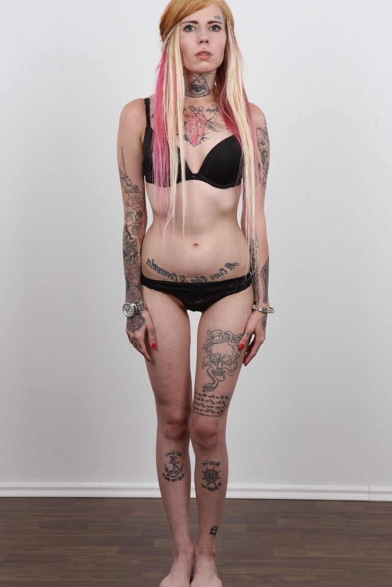 20P La amateur tatuada Jirina se quita toda la ropa para posar desnuda