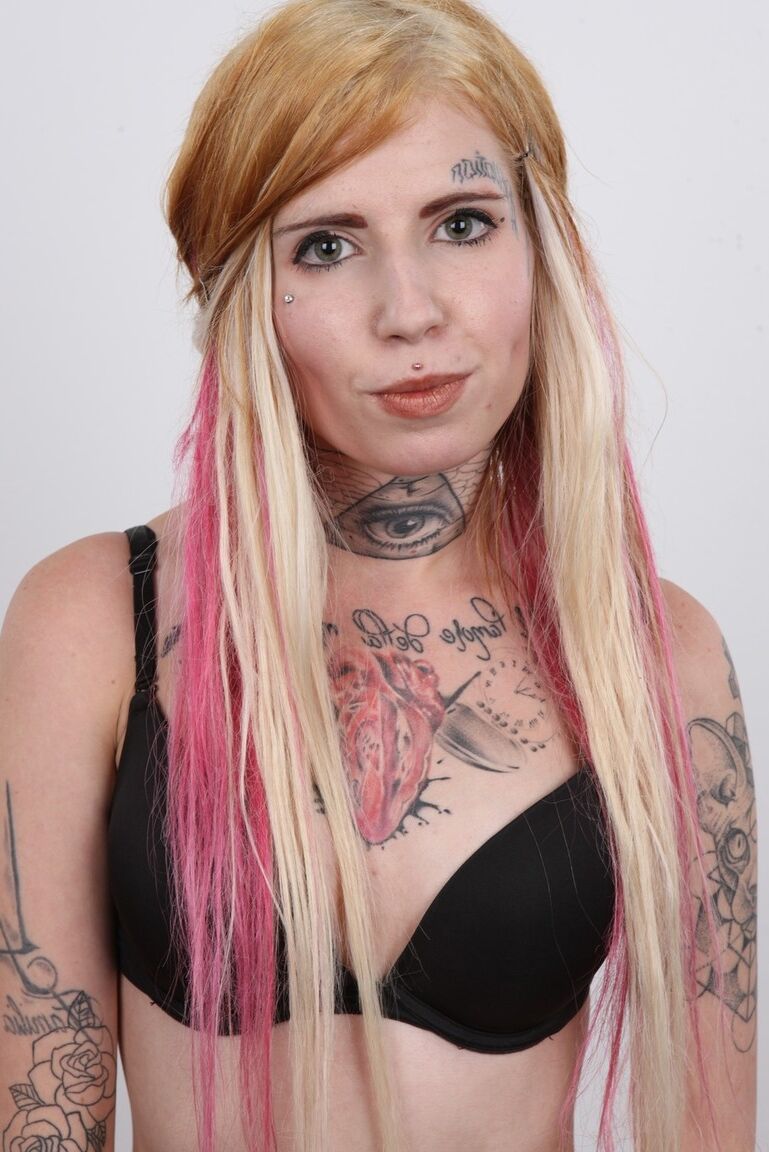 20P La amateur tatuada Jirina se quita toda la ropa para posar desnuda