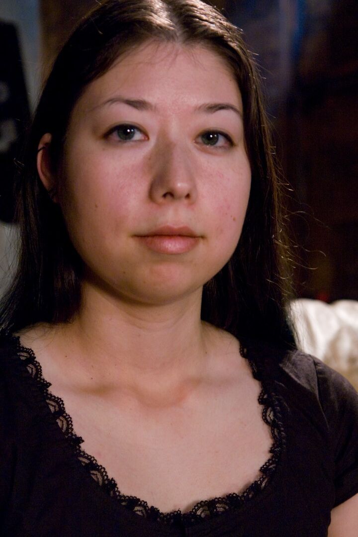 21P Amateur Babe Moriel zieht ihre Kleider aus und wird gefesselt und bespielt