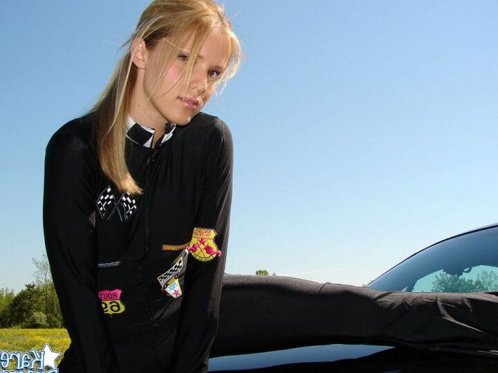12P Rubia amateur muestra las tetas de lado mientras posa en mono sobre el capó del coche