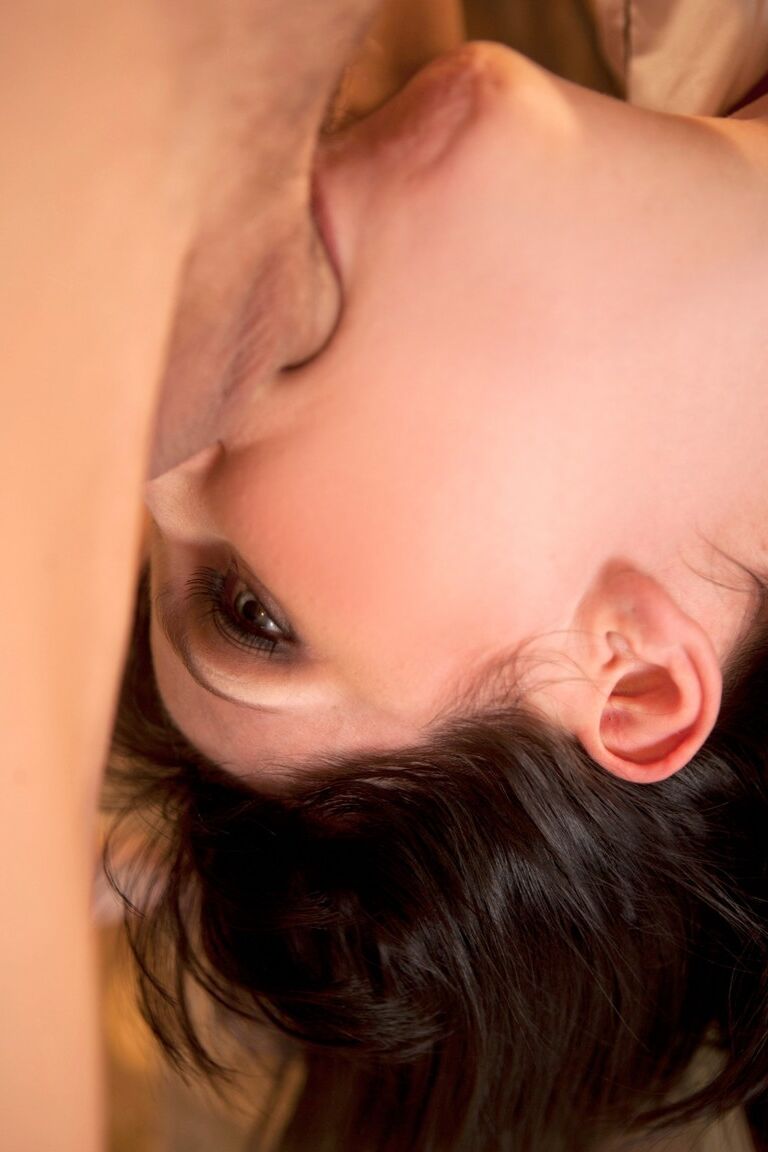 素敵な自然のおっぱいを持つ 17P 熟女シェフのボビー・スターがしゃぶる