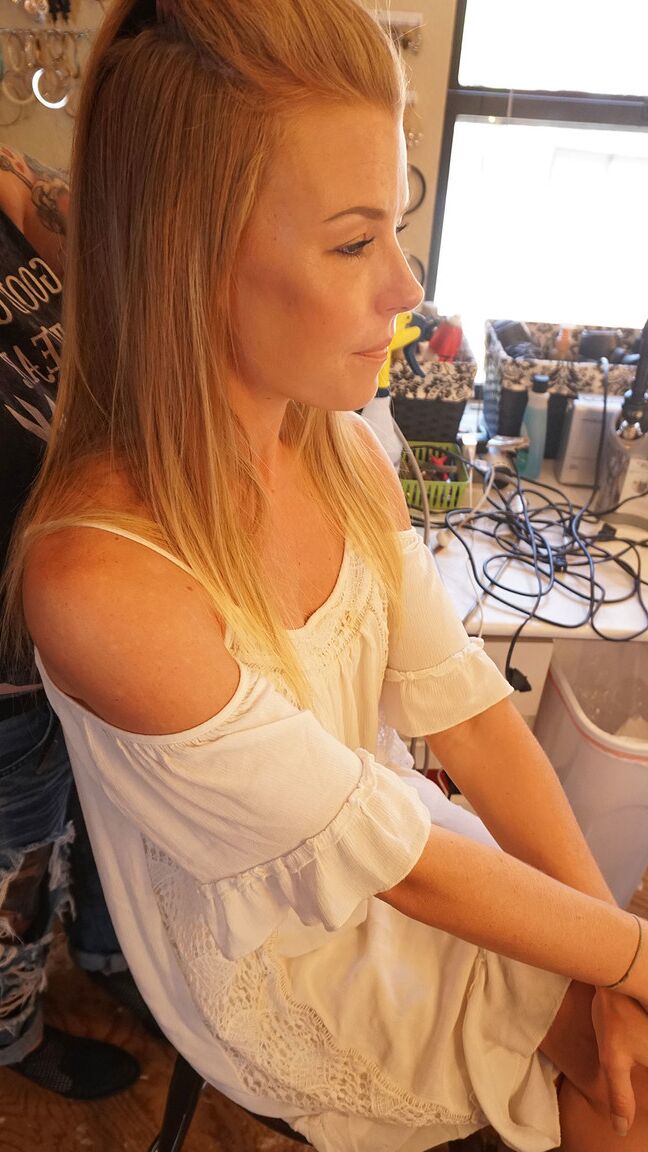 18P La súper linda animadora Nicole Clitman desnuda sus pequeñas tetas y su hermoso culo