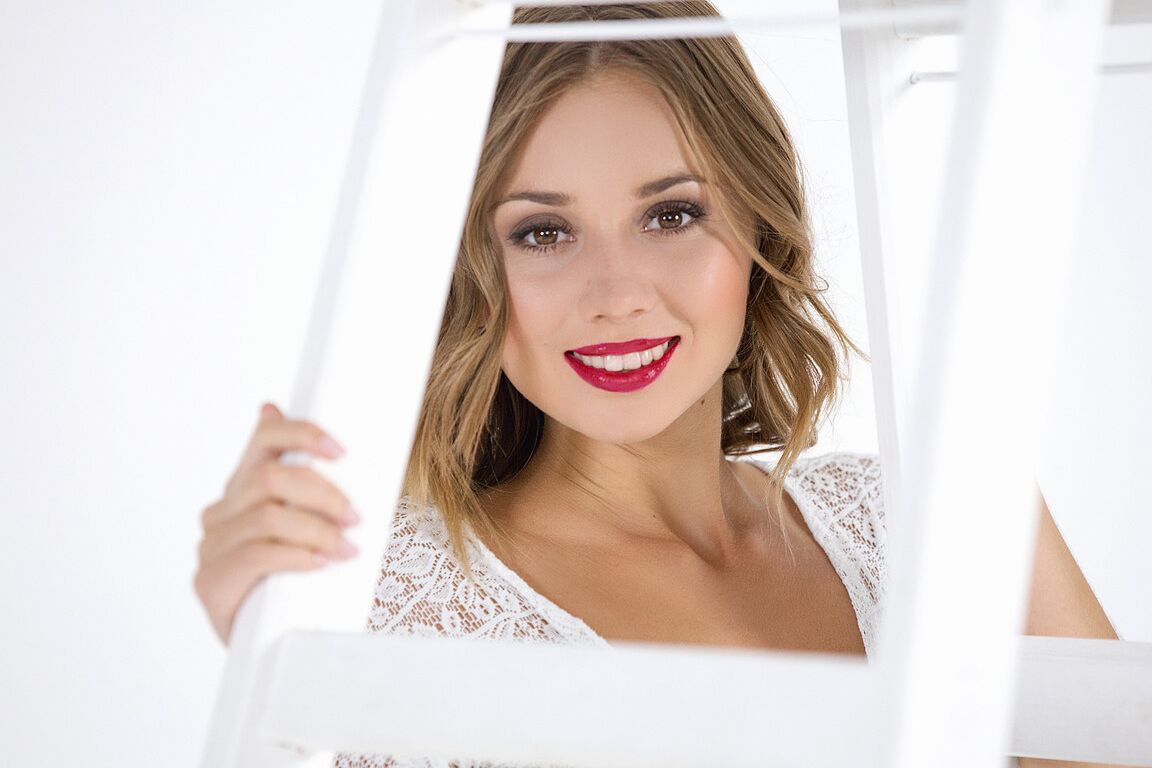10P Linda sexpot atractiva posa ante la cámara vestida con lencería blanca sexy