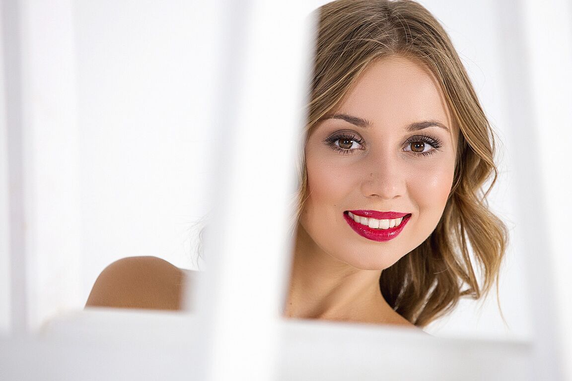 10P Linda sexpot atractiva posa ante la cámara vestida con lencería blanca sexy