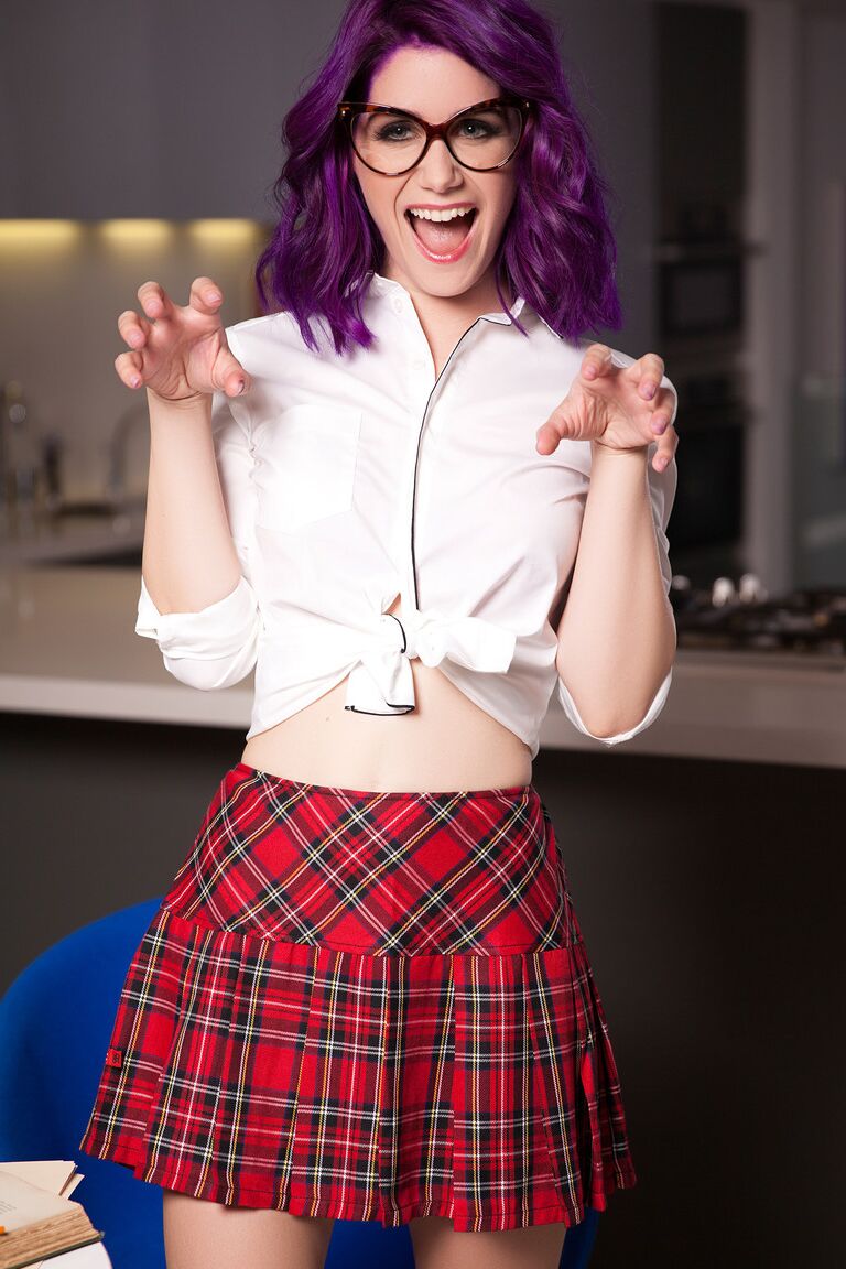 17P La colegiala de pelo morado Lo se quita el uniforme para posar sus diminutas tetas en la encimera de la cocina
