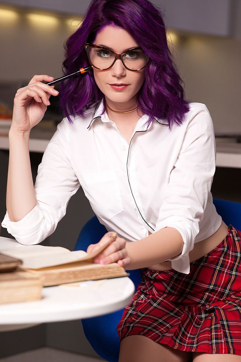 17P La colegiala de pelo morado Lo se quita el uniforme para posar sus diminutas tetas en la encimera de la cocina