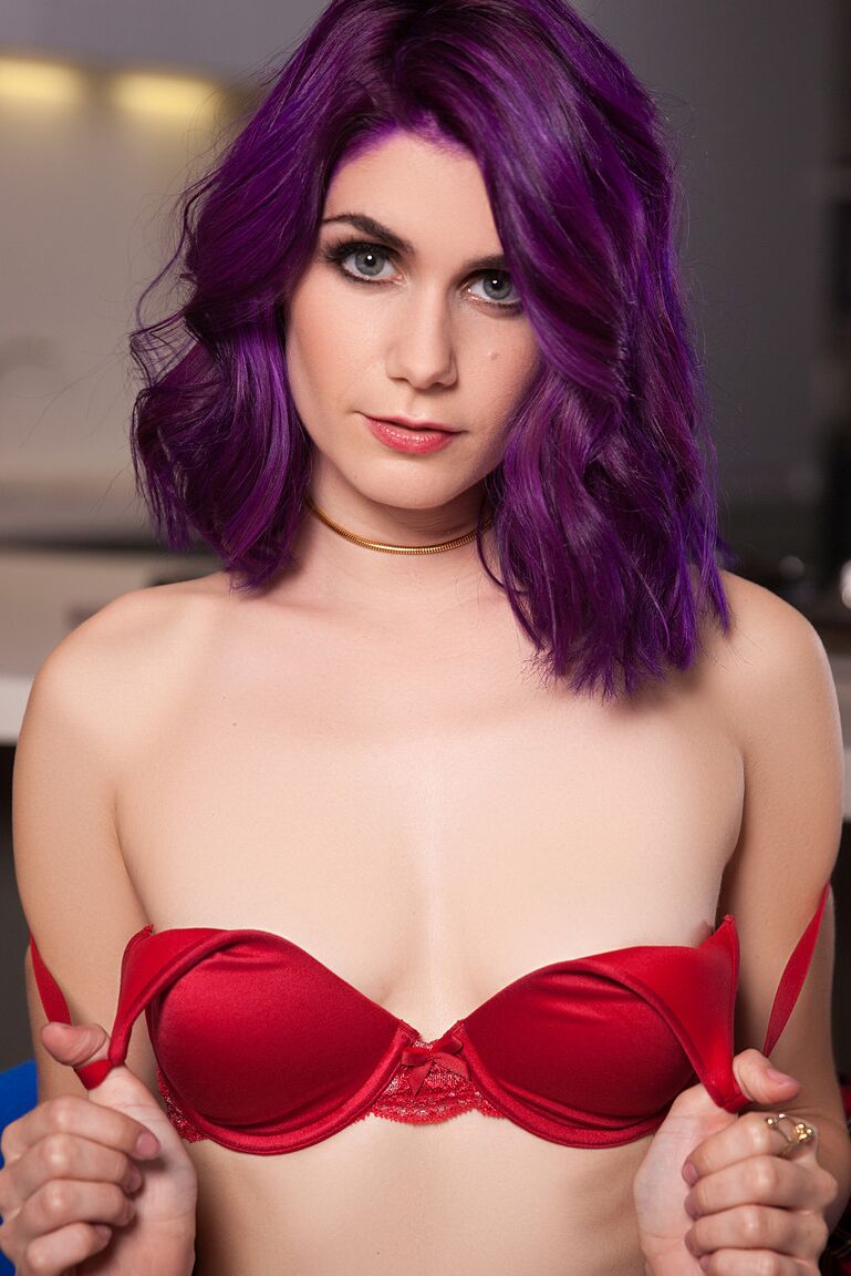 17P La colegiala de pelo morado Lo se quita el uniforme para posar sus diminutas tetas en la encimera de la cocina