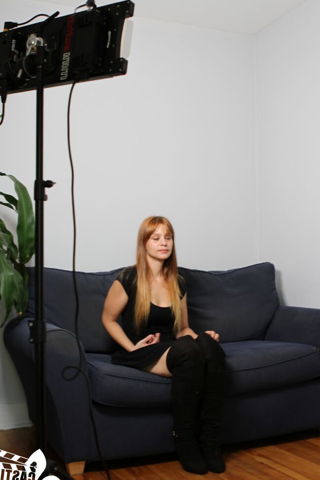 Die 17-jährige Amateurin Sasha Paradis in High-Heels-Stiefeln reitet beim Casting-Sex einen großen Schwanz