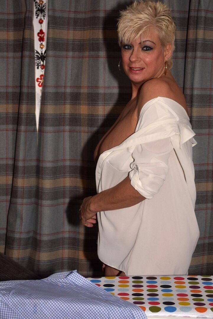 16P A senhora madura Dimonty ostenta cabelo curto enquanto passa roupa nua