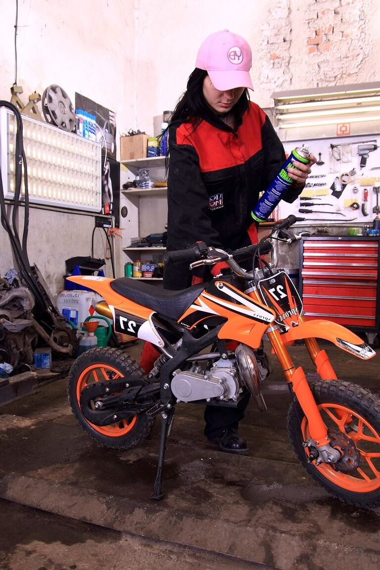 21P Roxy D, une adolescente aux cheveux noirs et aux gros seins, se déshabille dans un magasin de motos.