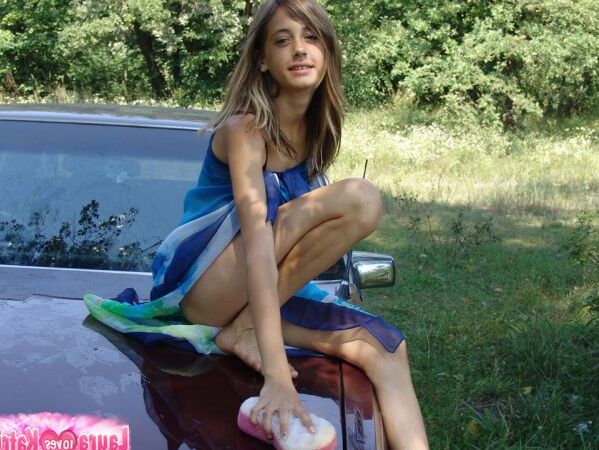 15P Adolescente amadora maravilhosa fica nua na natureza e espalha seu regalo gostoso
