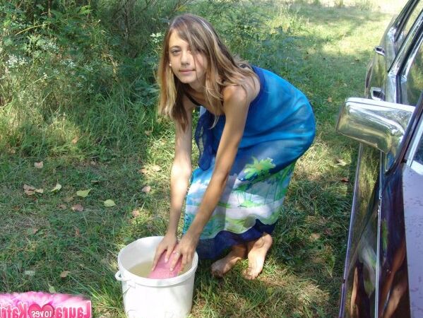 15P Adolescente amadora maravilhosa fica nua na natureza e espalha seu regalo gostoso