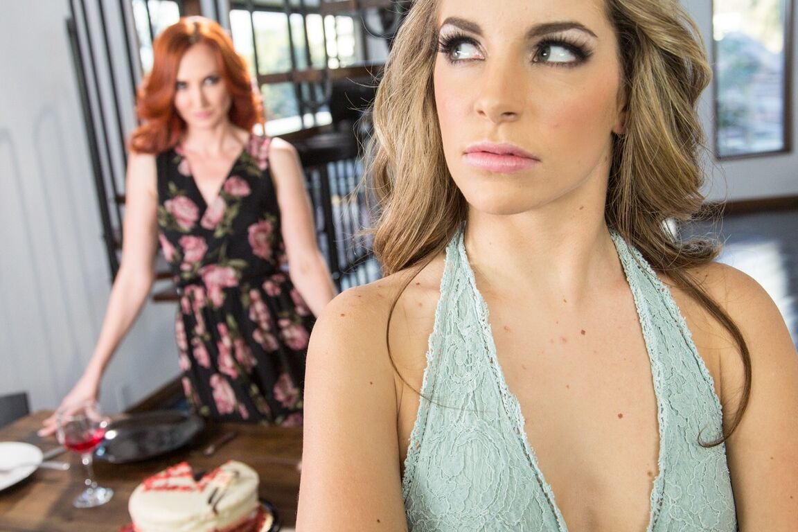 15P La MILF pelirroja Kendra James enseñando a la adolescente Kimmy Granger sobre el sexo lésbico