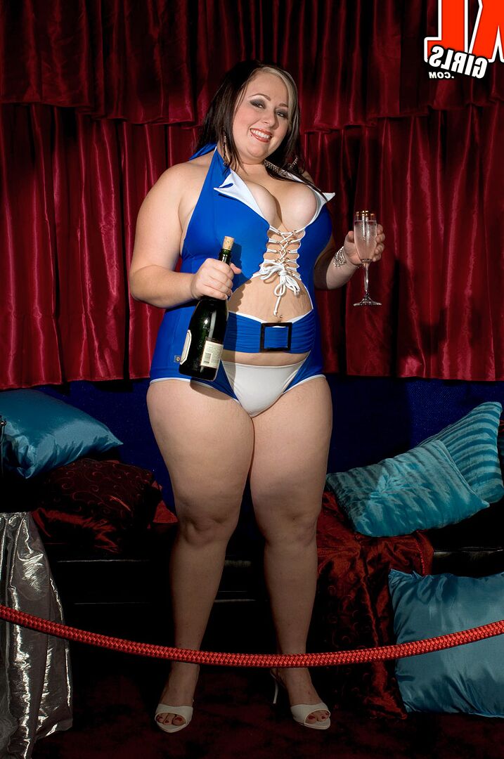 16P BBW solitaria Jaden Suede juega con sus pezones después de consumir vino