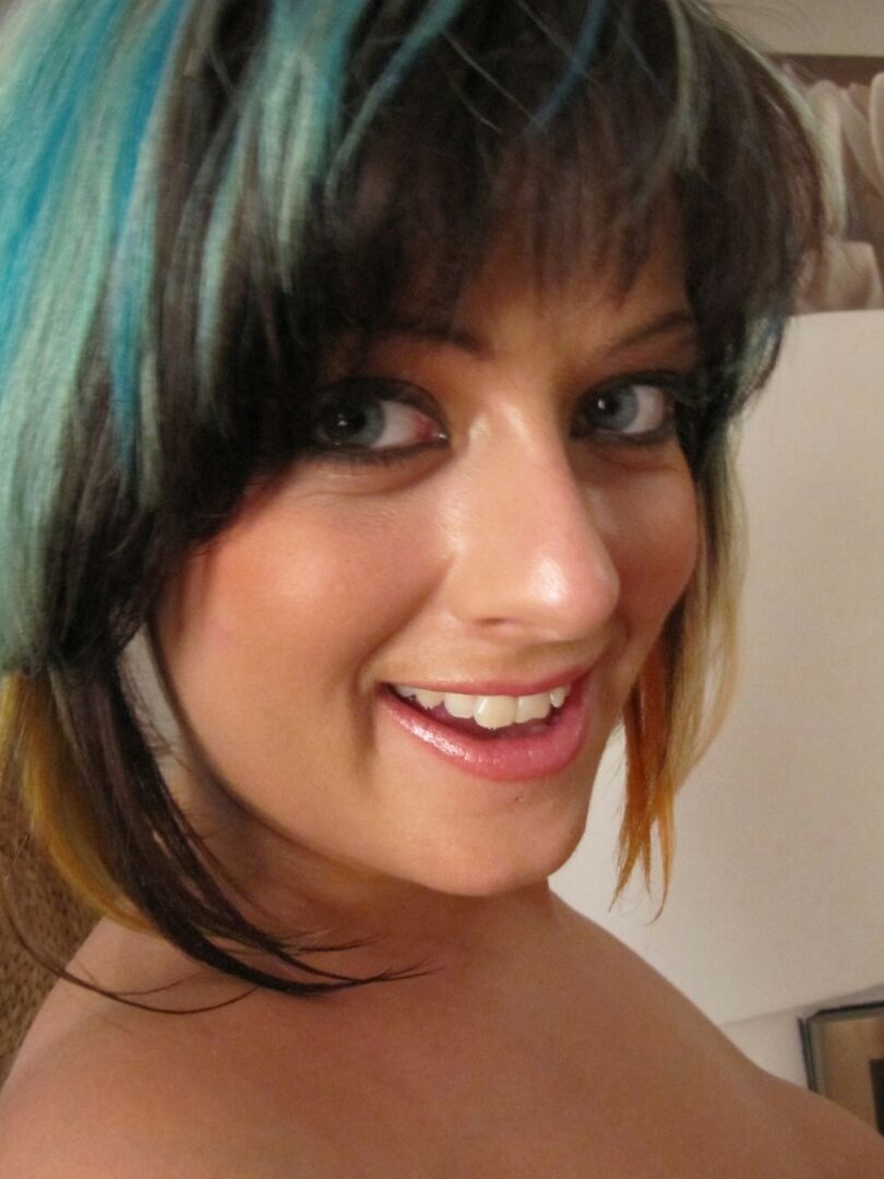 21P La novia amateur tetona Lola Stone expone sus enormes tetas y posa