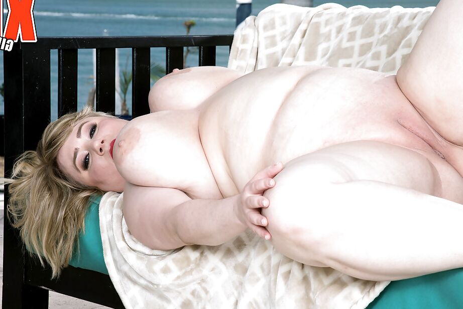 16P Chunky big tits model Christy Marks stripping naked to pose nude