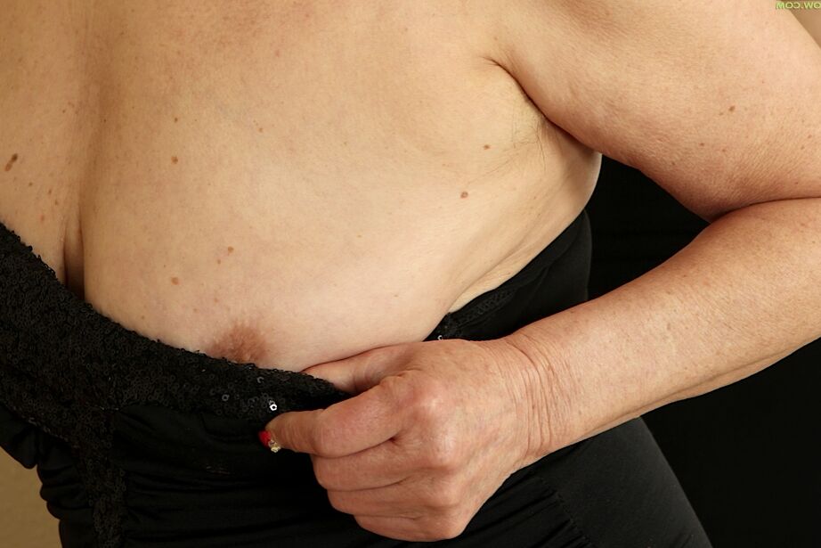 16P Karoline gorda e madura com buceta raspada fica nua para mostrar corpo curvilíneo