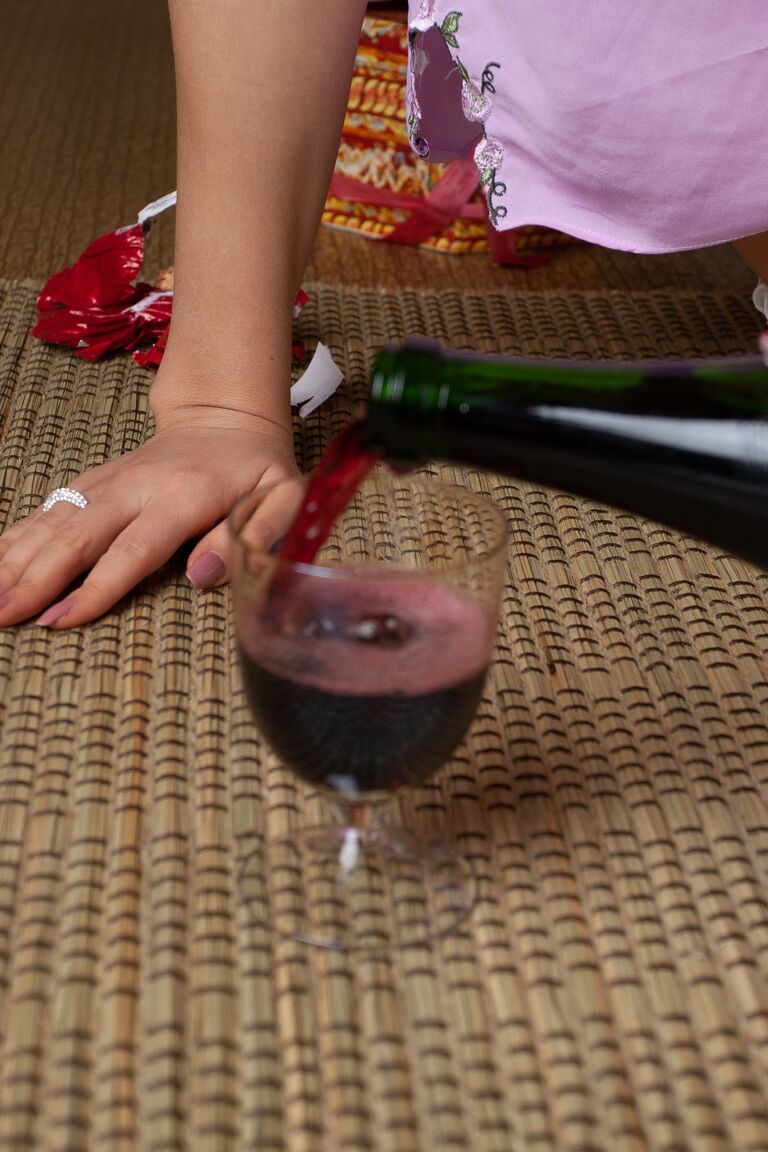 21P Adolescente em lingerie Elka revela seus peitos grandes na frente da árvore de Natal