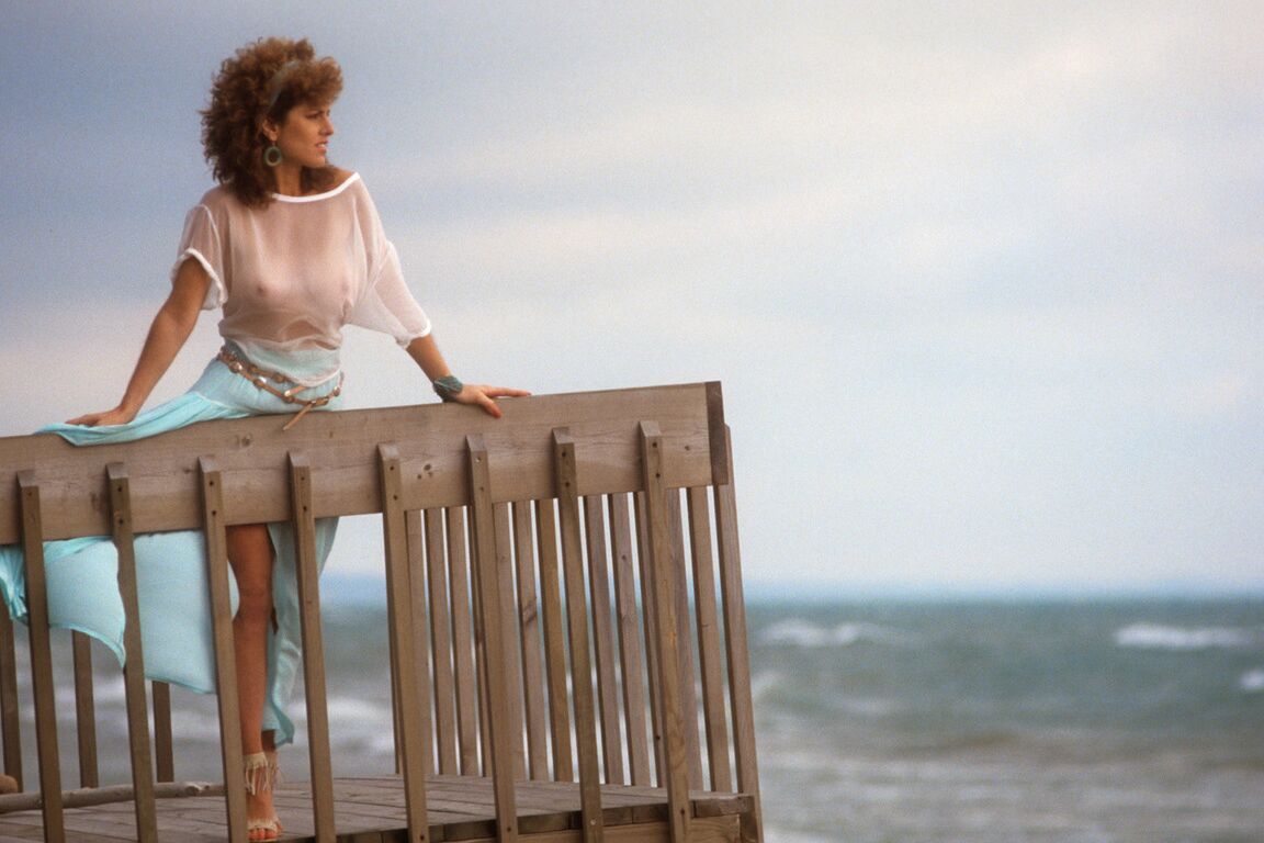 17P Playboy totalmente natural MILF Jessica Hahn mostra seus peitos bronzeados e suculentos