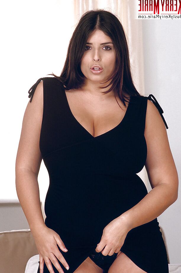16P Chubby European MILF pornstar Kerry Marie liberando enormes hooters