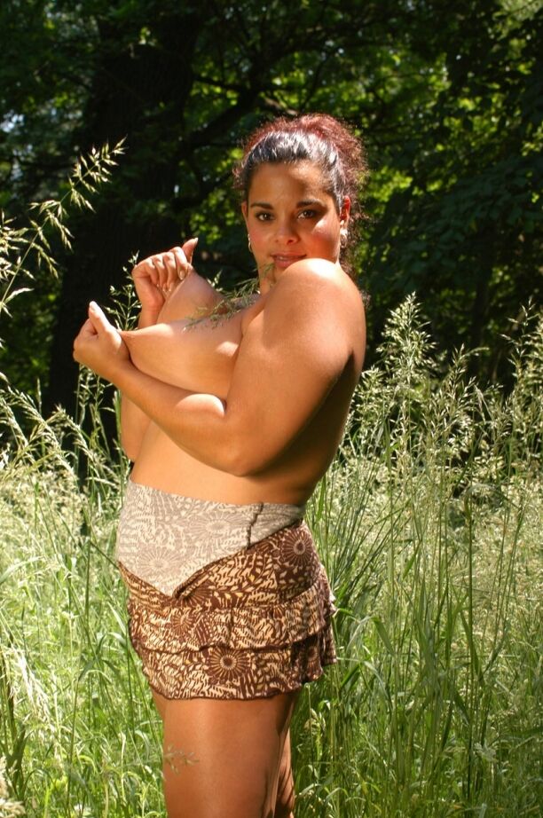 16P Grosse fille lèche un téton tout en se déshabillant tout en se déshabillant dans les hautes herbes