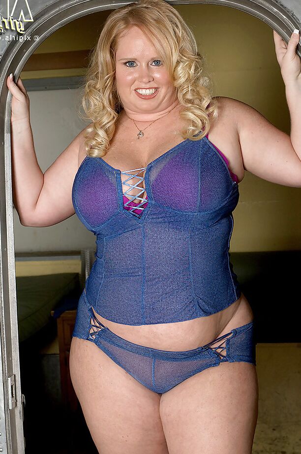 16P Hermosa BBW mostrando sus gruesas curvas en bragas ajustadas