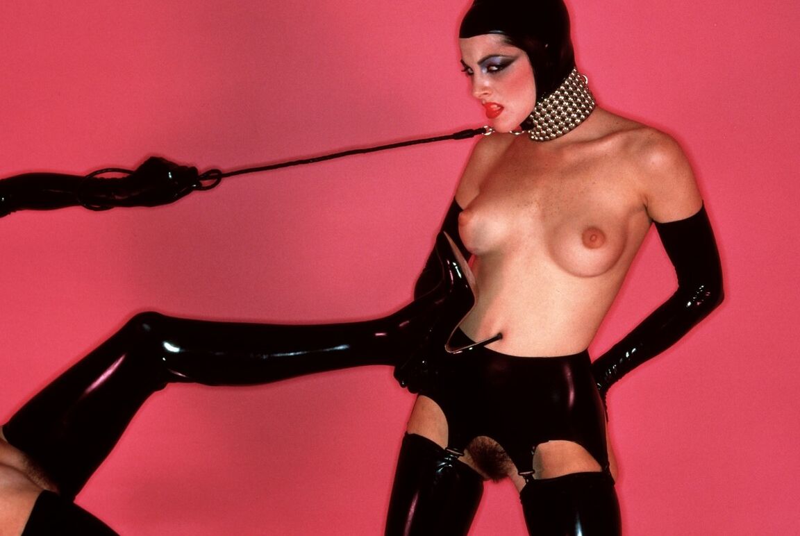 13P ラテックスを着たBDSMレズビアン、タミー・ヒル