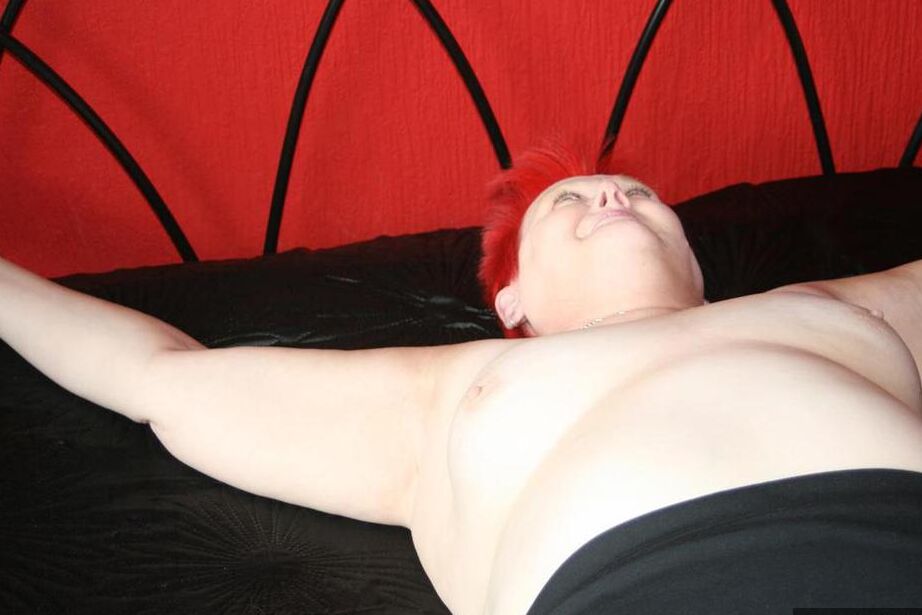 20P Die ältere Rothaarige Valgasmic Exposed zeigt ihre kahle Muschi, während sie an ein Bett gefesselt ist